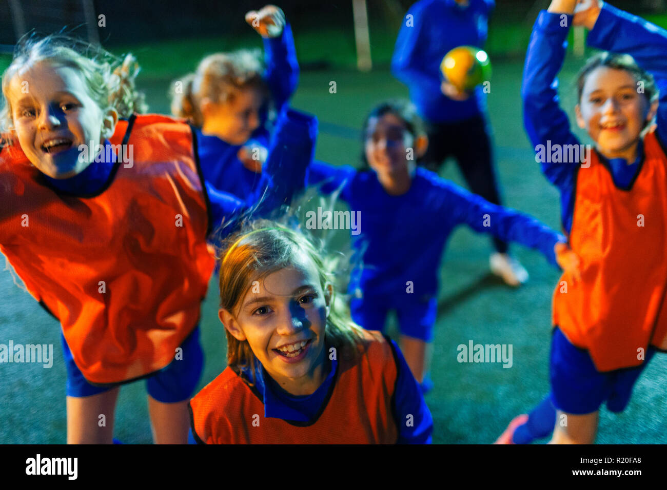 Portrait de l'équipe de soccer des filles enthousiastes cheering Banque D'Images