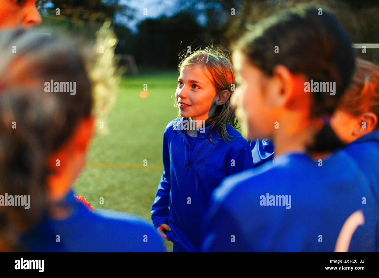Attentifs à l'écoute de l'équipe féminine de soccer coach Banque D'Images