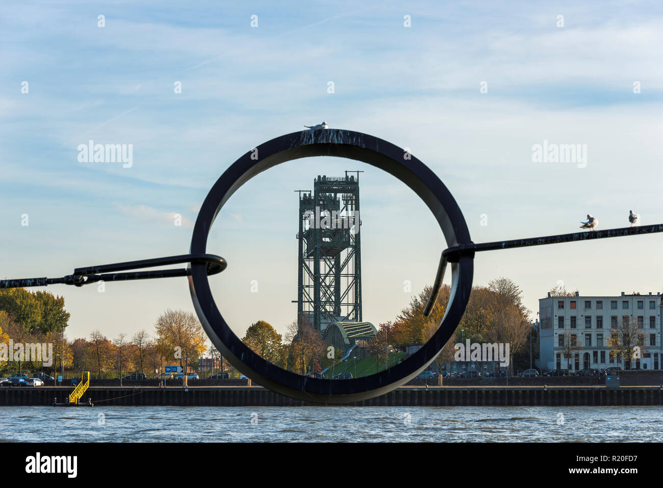 Un vieux pont de chemin de fer à rotterdam vu par un cercle de métal au-dessus de l'eau de la meuse Banque D'Images