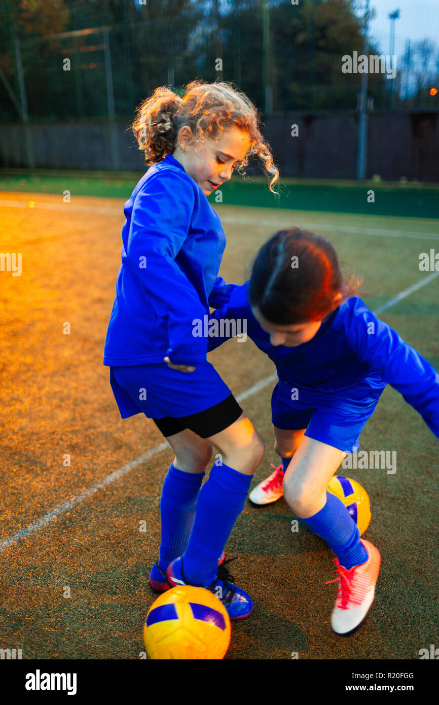 Les joueurs de soccer fille pratiquer sur terrain Banque D'Images