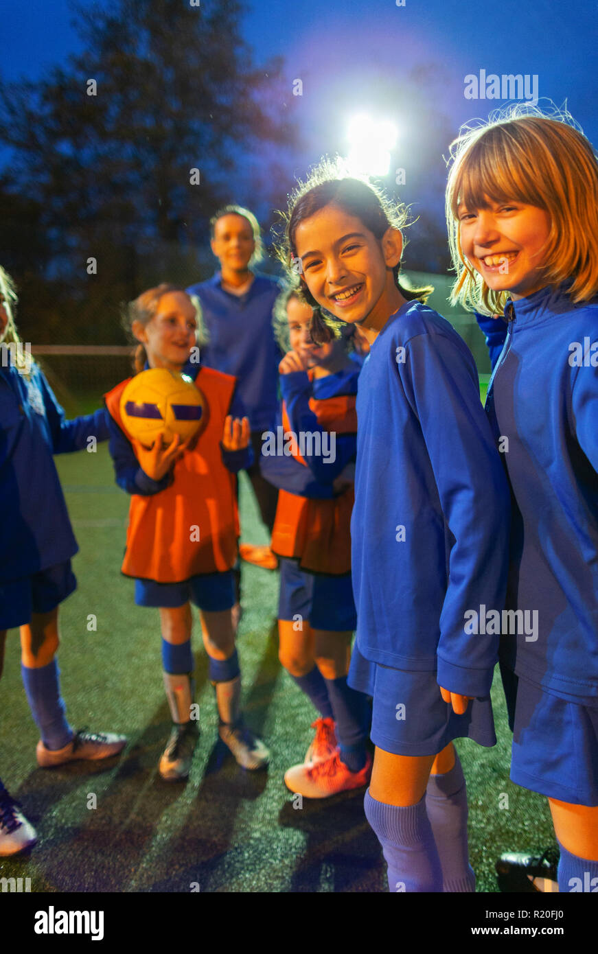 Portrait souriant, confiant l'équipe féminine de soccer Banque D'Images