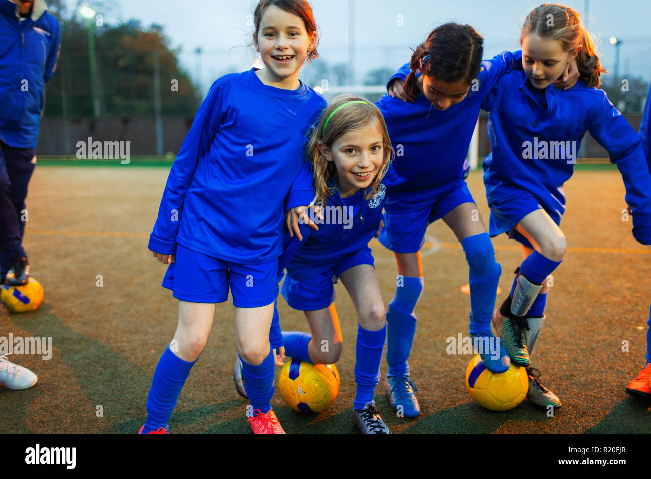 Portrait de l'équipe de soccer les filles heureuse sur terrain Banque D'Images