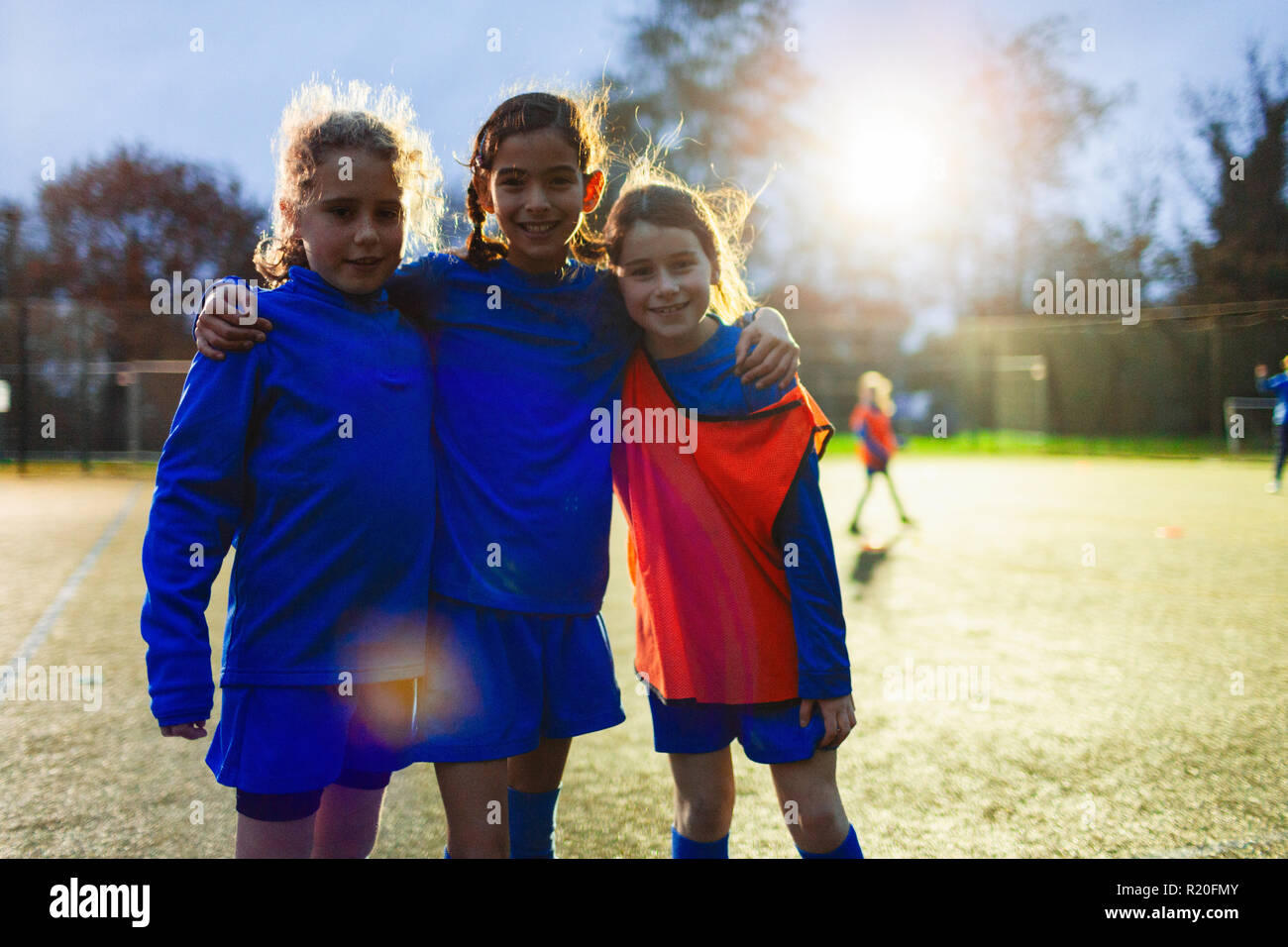 Portrait souriant, confiant girl soccer players Banque D'Images