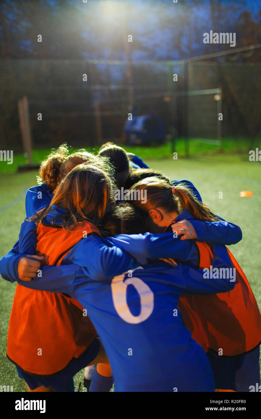 Réunis en équipe féminine de soccer sur terrain de nuit Banque D'Images
