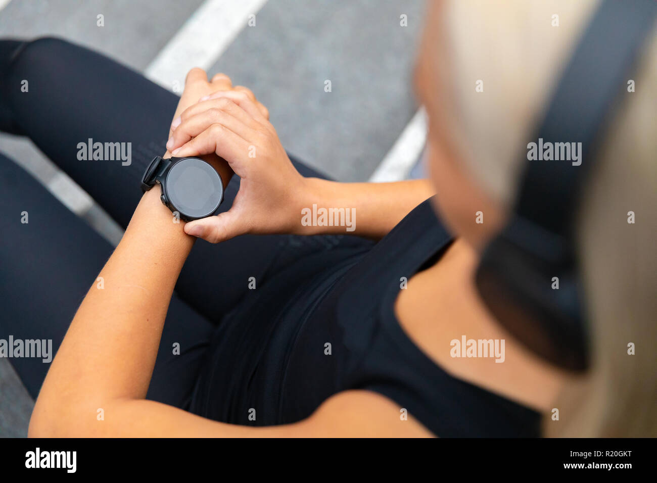 Close-up of woman using smart watch remise en forme avant l'exécution de l'appareil Banque D'Images