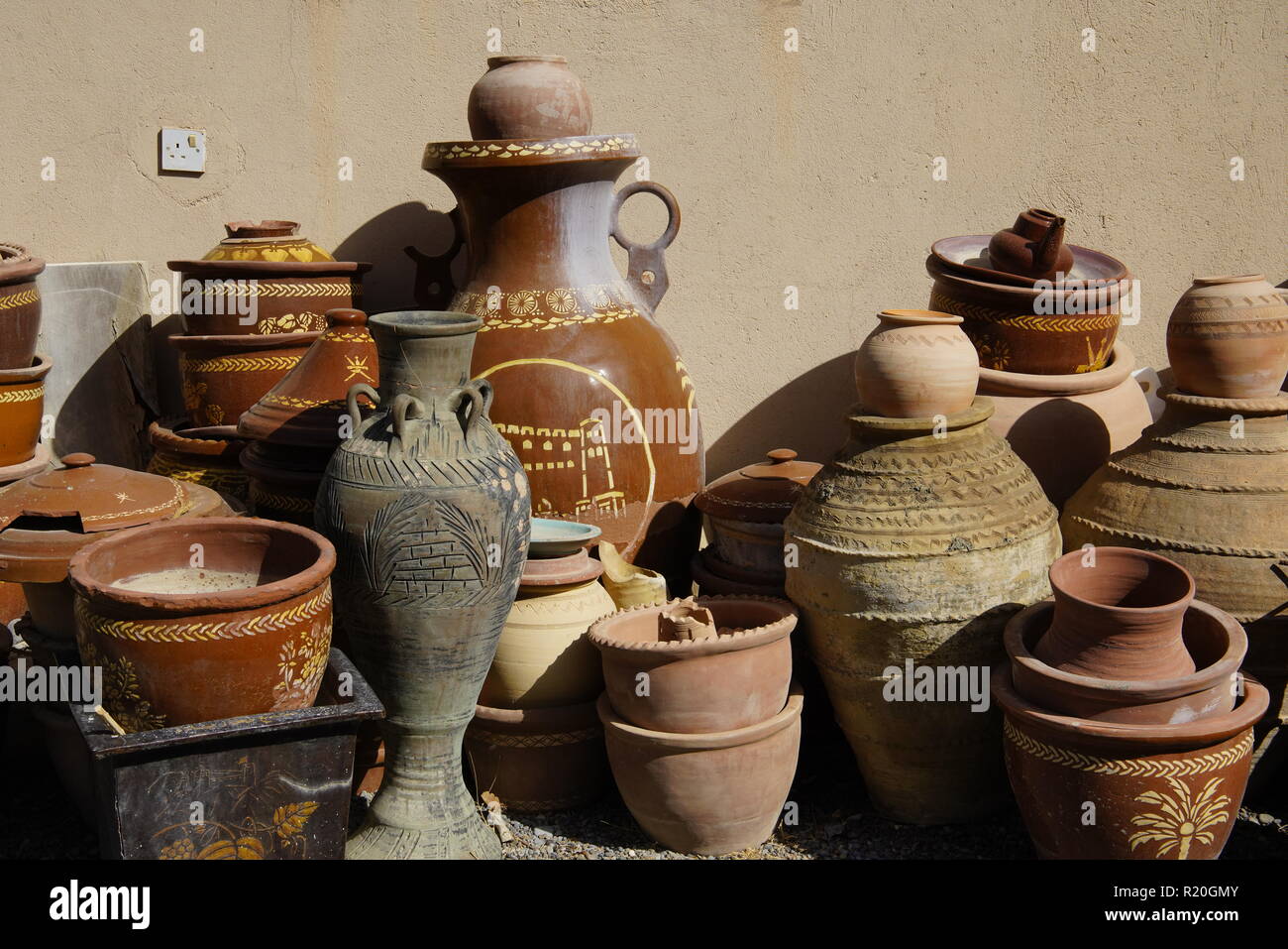 En dehors de la poterie accueil traditionnel omanais, village traditionnel de Wadi Bani près de Bahla. L'Oman. Banque D'Images