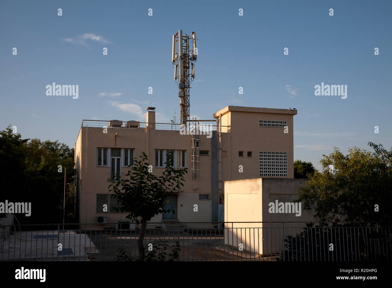 Mât communications vouliagmeni athens Grèce Banque D'Images
