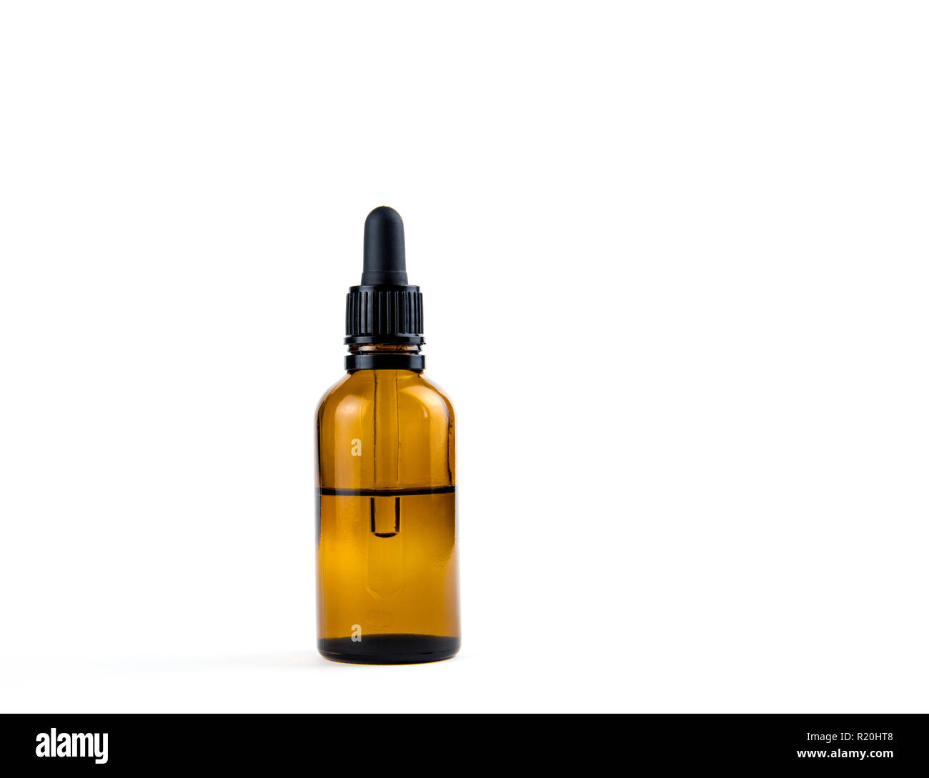 Petite bouteille en verre brun pipette médical isolé sur fond blanc. Beaucoup de pièce vide et l'espace pour le texte. Banque D'Images