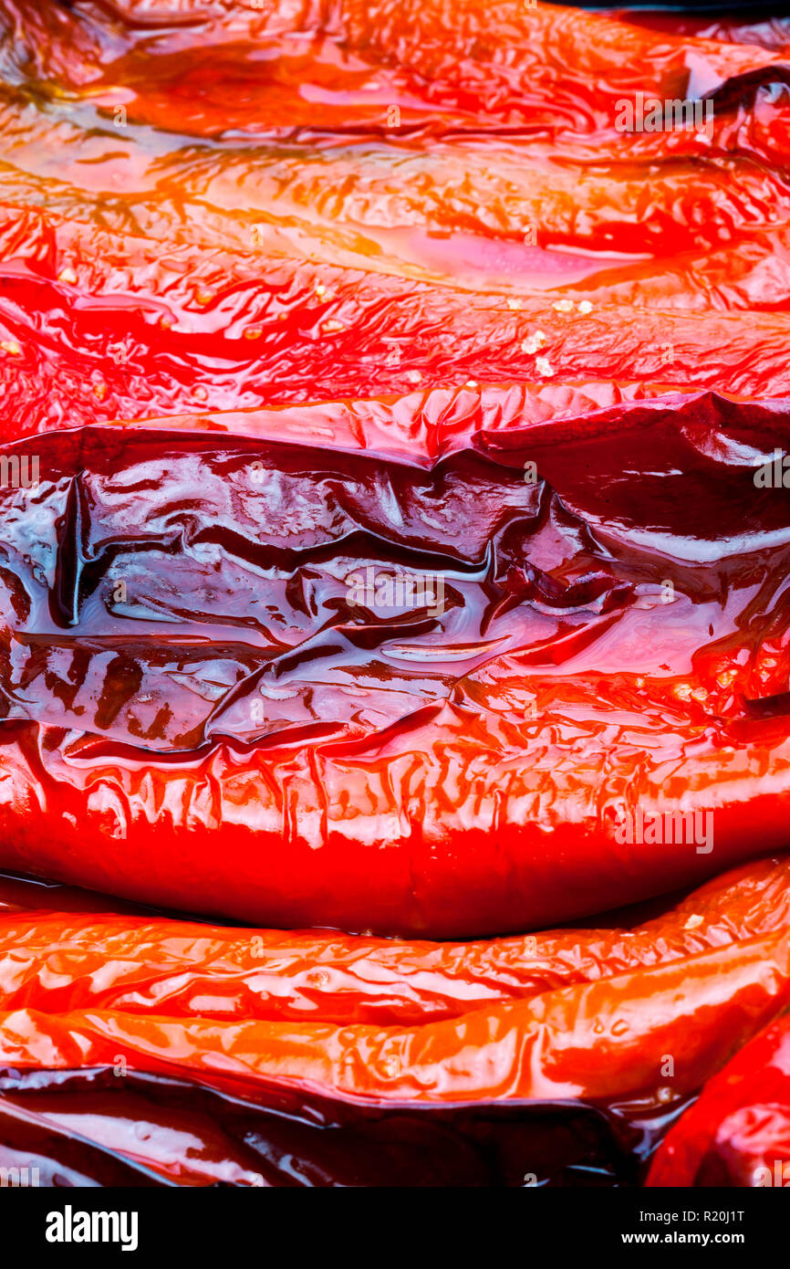 Close-up de poivrons rouges. L'arrière-plan. Délicieux, rôti et des poivrons rouges sur la plaque Banque D'Images