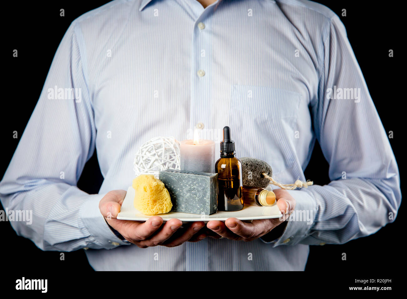 Manly man bac en céramique blanche avec un groupe d'autre spa essentials, huile, savon à barbe grise, éponge de mer naturelle, candle burning, de l'huile. Banque D'Images