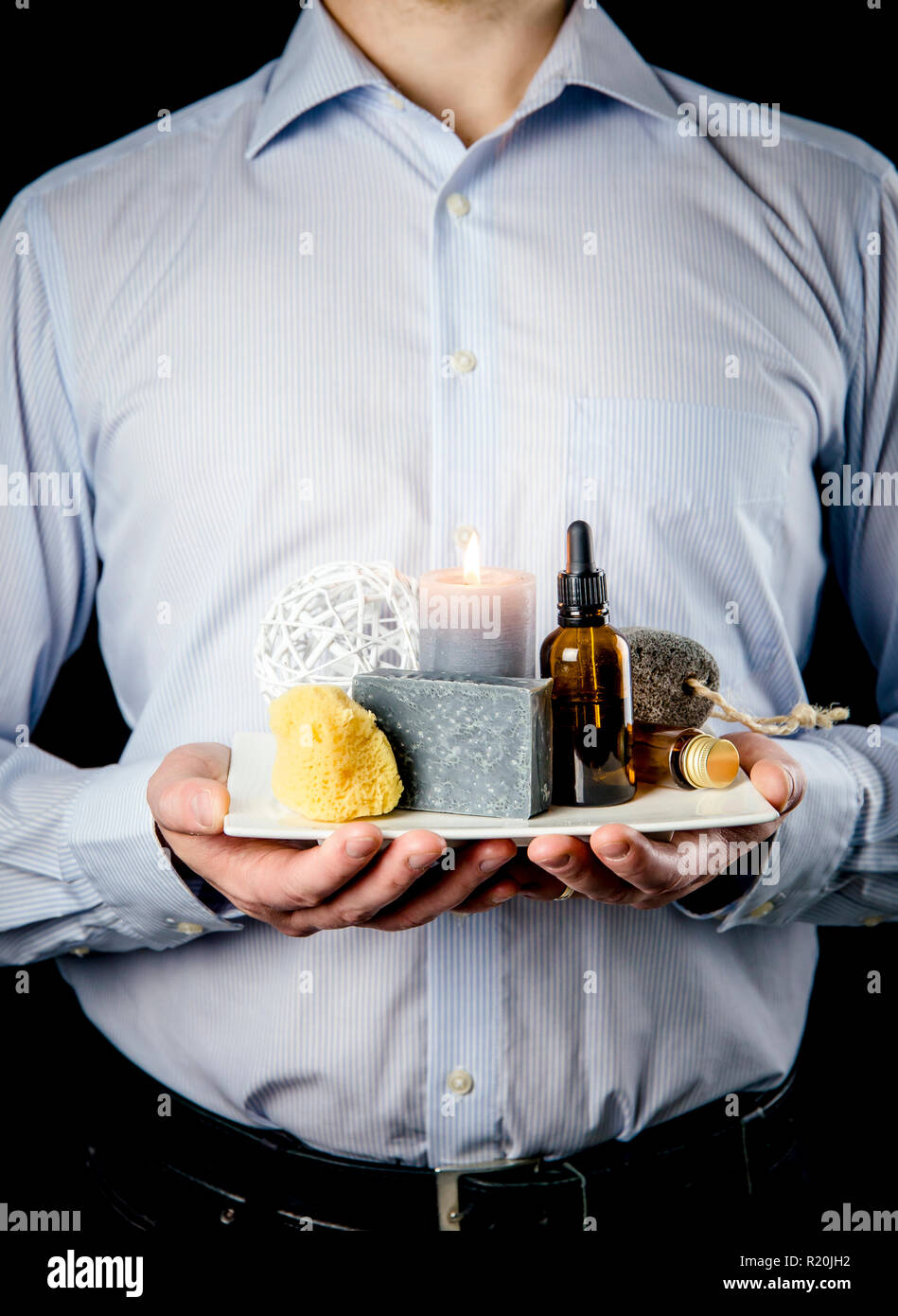 Manly man bac en céramique blanche avec un groupe d'autre spa essentials, huile, savon à barbe grise, éponge de mer naturelle, candle burning, de l'huile. Banque D'Images