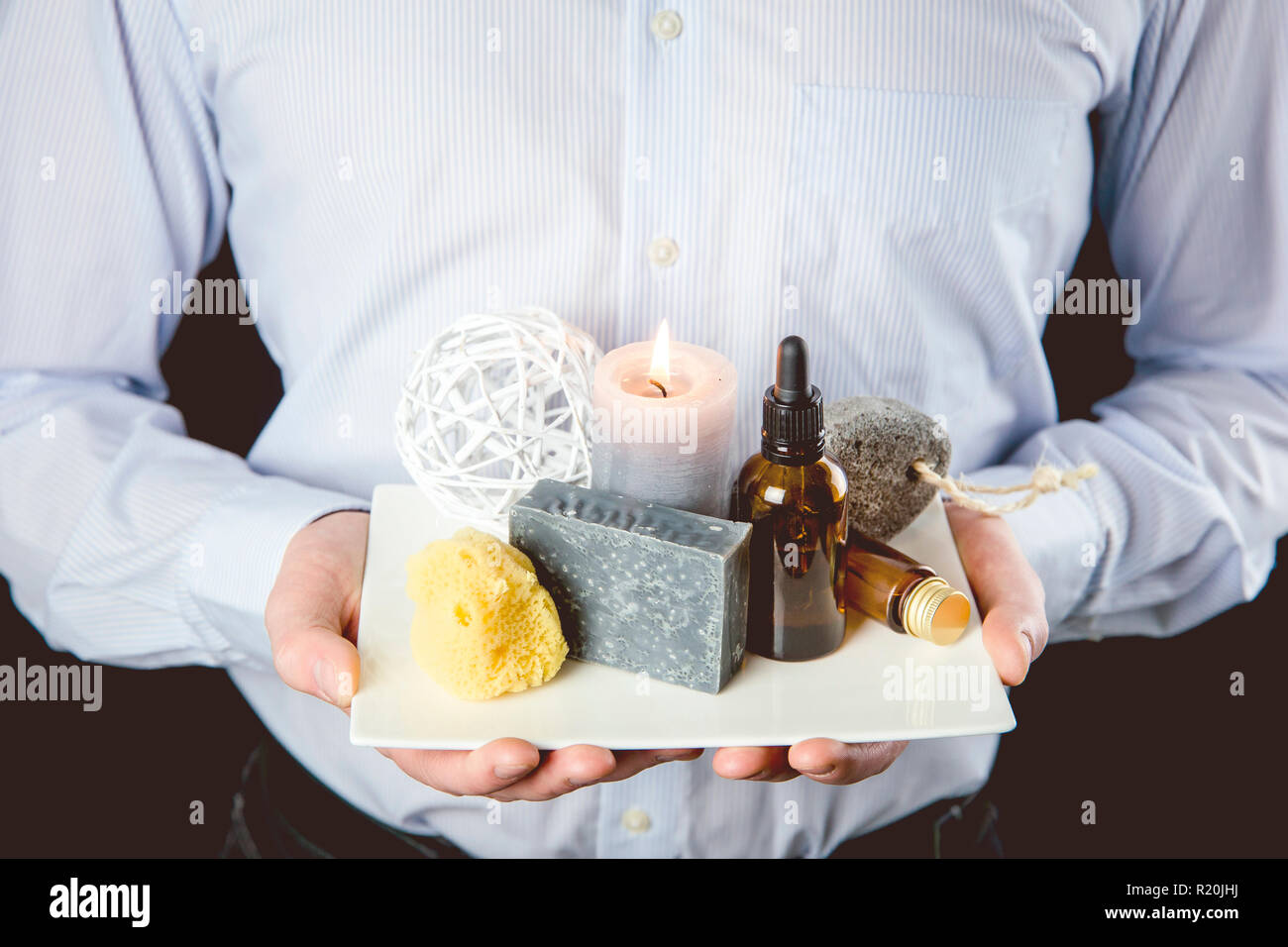 Manly man bac en céramique blanche avec un groupe d'autre spa essentials, huile, savon à barbe grise, éponge de mer naturelle, candle burning, de l'huile. Banque D'Images