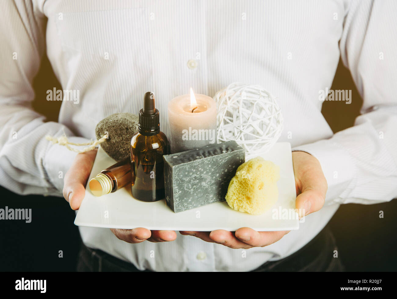 Manly man bac en céramique blanche avec un groupe d'autre spa essentials, huile, savon à barbe grise, éponge de mer naturelle, candle burning, de l'huile. Banque D'Images