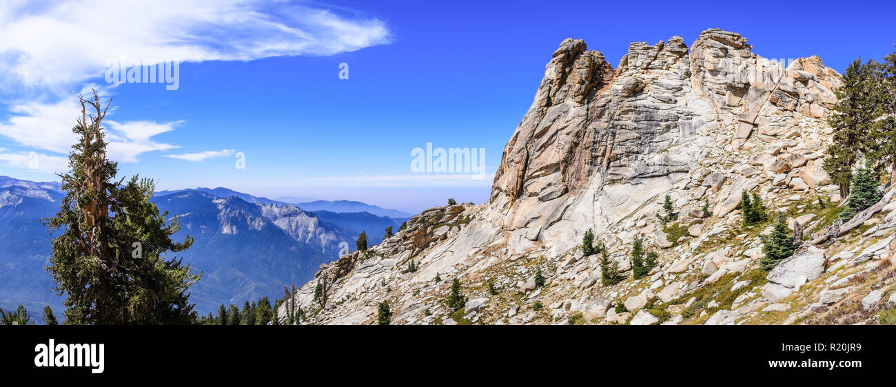 Paysage de haute altitude à Sequoia National Park, la Sierra Nevada ; bleu ciel et la fumée des feux de forêt couvrant la vallée visible dans la zone de Banque D'Images