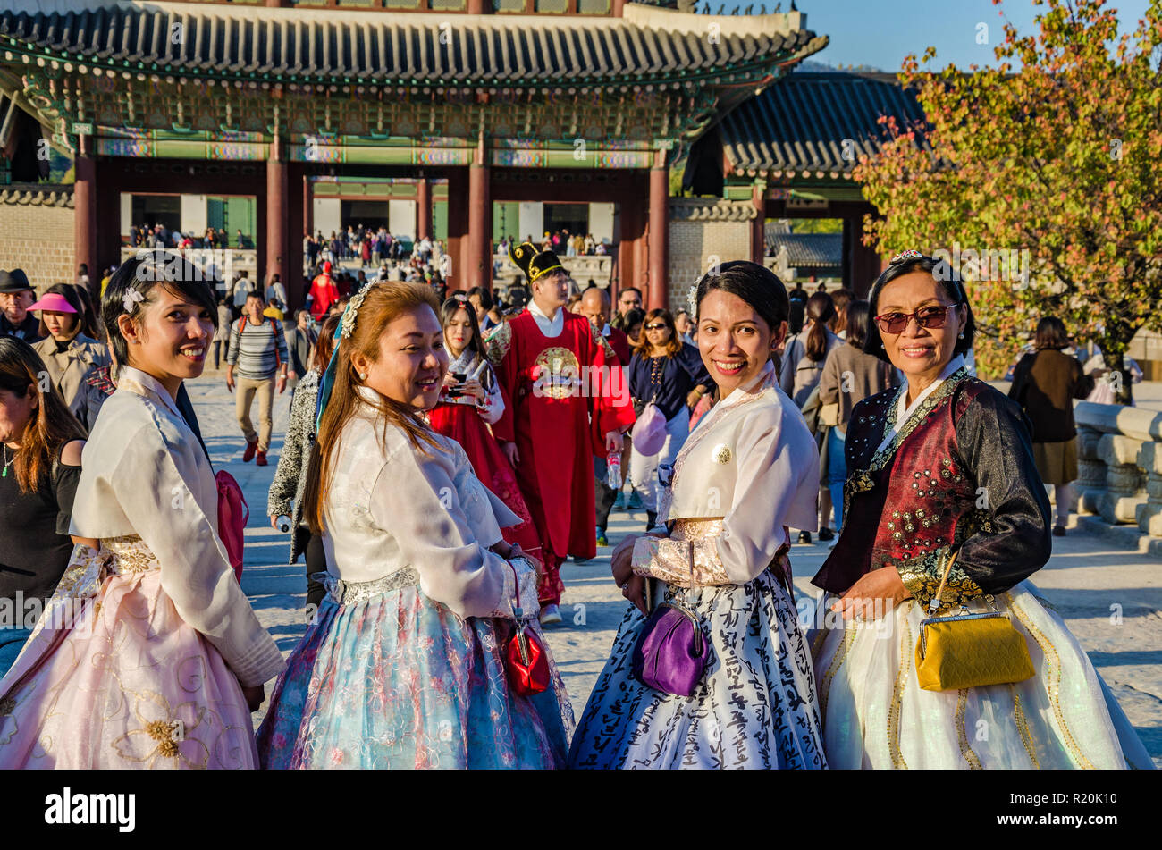 Groupe d'amis posent pour une photo à Gyeongbokgung Palace à Séoul, habillés en costume traditionnel coréen traditionnel, le hanbok. Banque D'Images