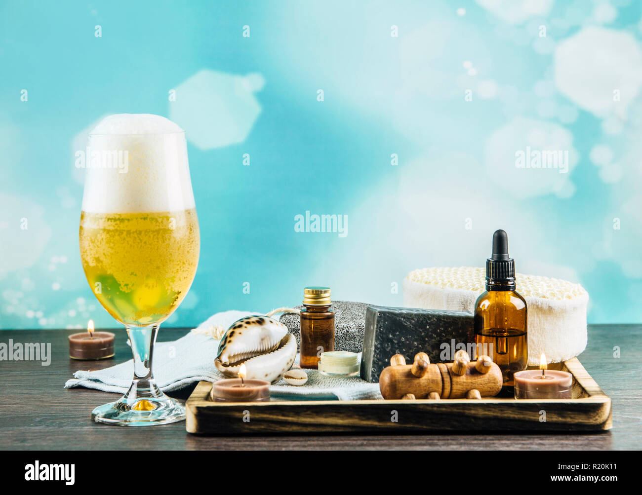 Composition plateau en bois avec différents groupe de spa essentials, beard, huile, savon argile grise éponges naturelles, bougies, huile arôme verre de bière sur Banque D'Images