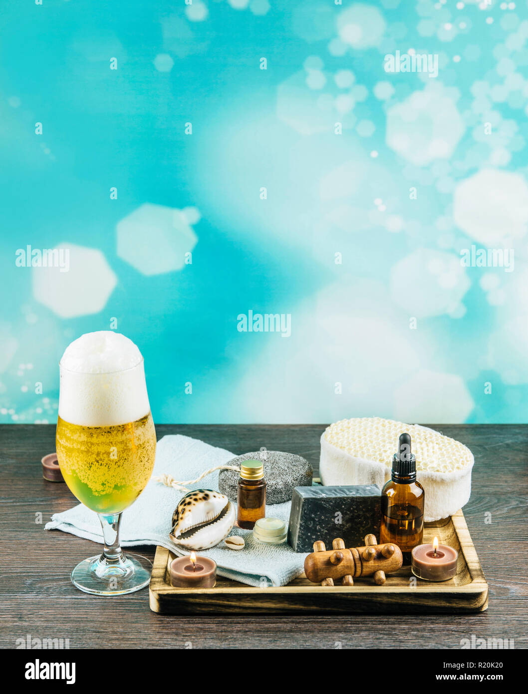 Composition plateau en bois avec différents groupe de spa essentials, beard, huile, savon argile grise éponges naturelles, bougies, huile arôme verre de bière sur Banque D'Images