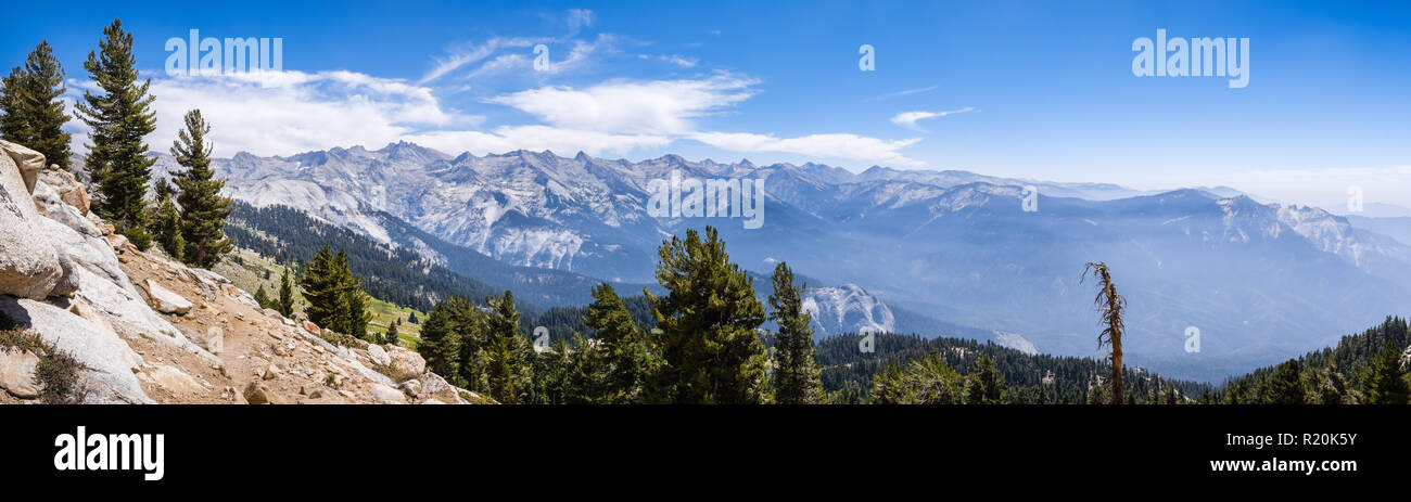 Paysage dans les montagnes de la Sierra Nevada comme vu du sentier à pic, Sequoia National Park, Californie Banque D'Images