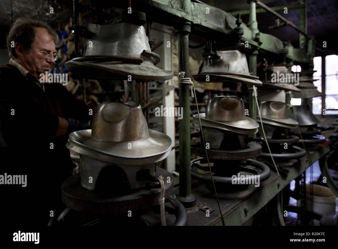9 décembre 2009 - Coustilleres' hat factory, Septfonds, France - Jean  Claude Coustilleres chapeaux de blocage à l'Coustilleres' hat factory. Hat,  fabriqué à partir de feutre ou de paille, sont bloqués en