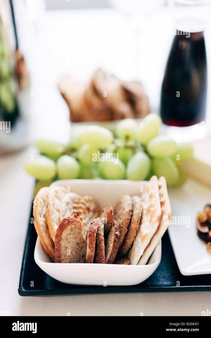 Plateau snack avec des craquelins et des raisins Banque D'Images