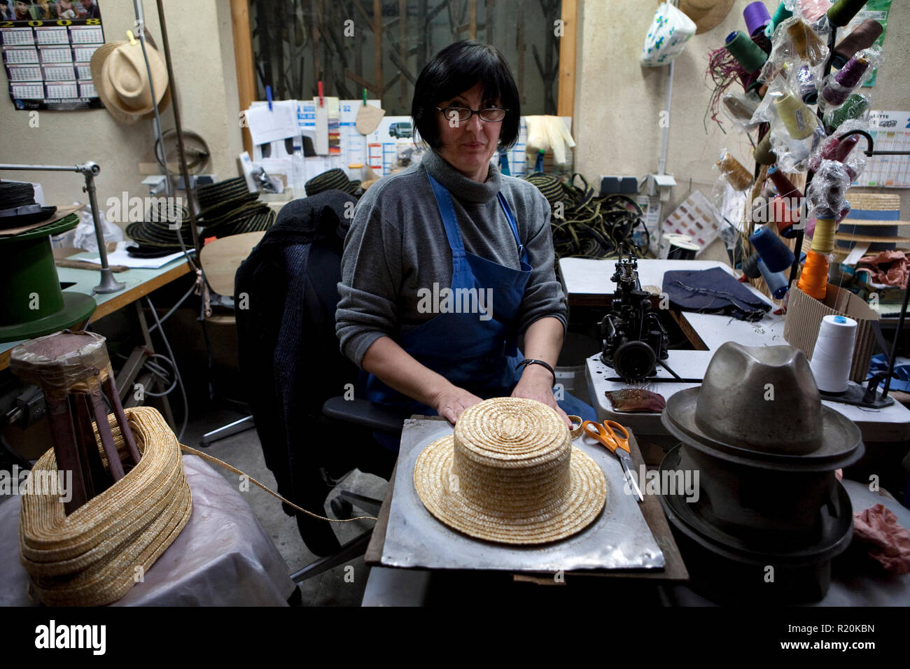9 décembre 2009 - Coustilleres' hat factory, Septfonds, France - Doris  Duran travaille à l'usine de chapeau Coustilleres" depuis 20 ans. Elle est  de la paille à coudre ensemble à l'aide de