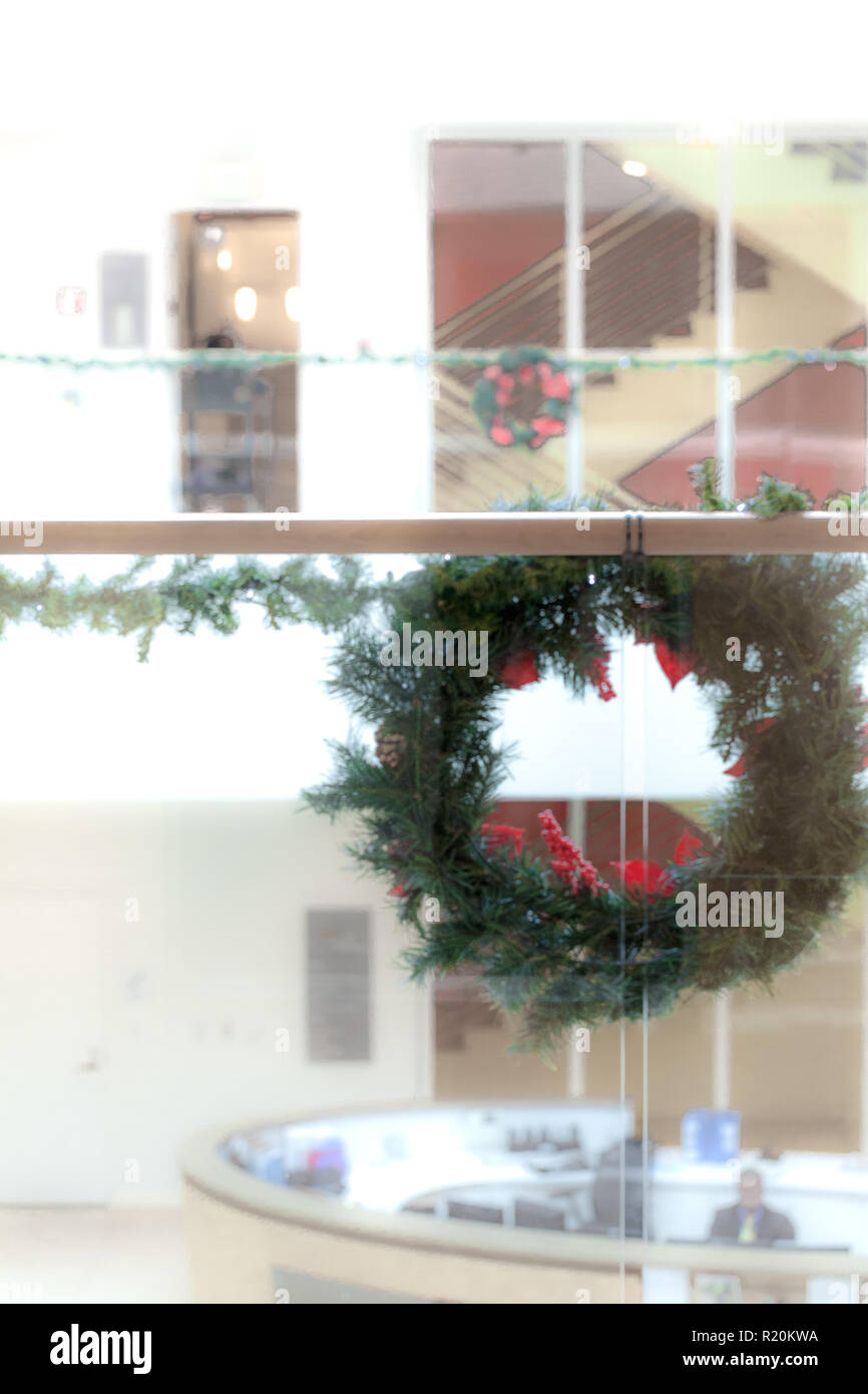 Des décorations de Noël suspendus dans office building Banque D'Images