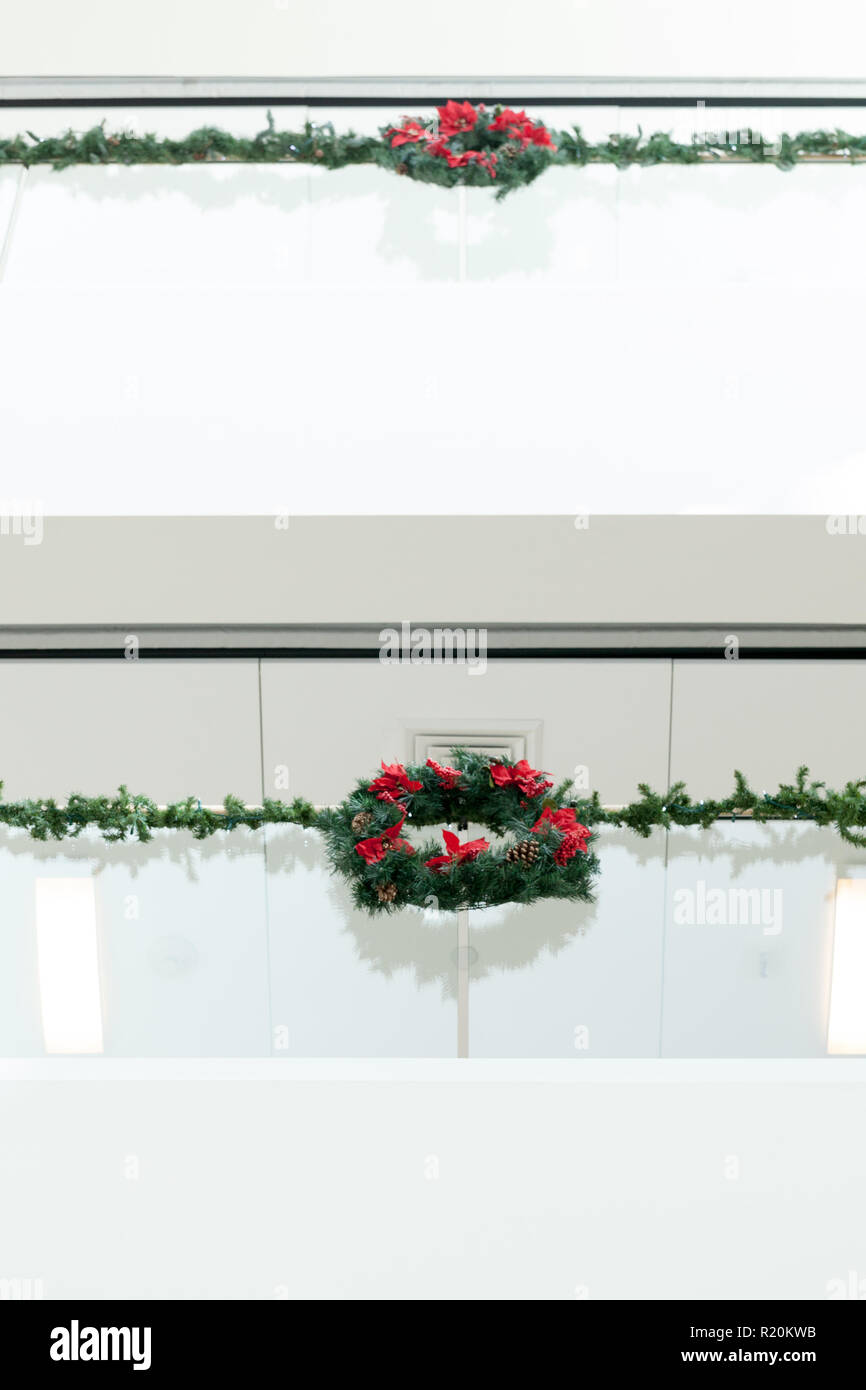 Des décorations de Noël suspendus dans office building Banque D'Images