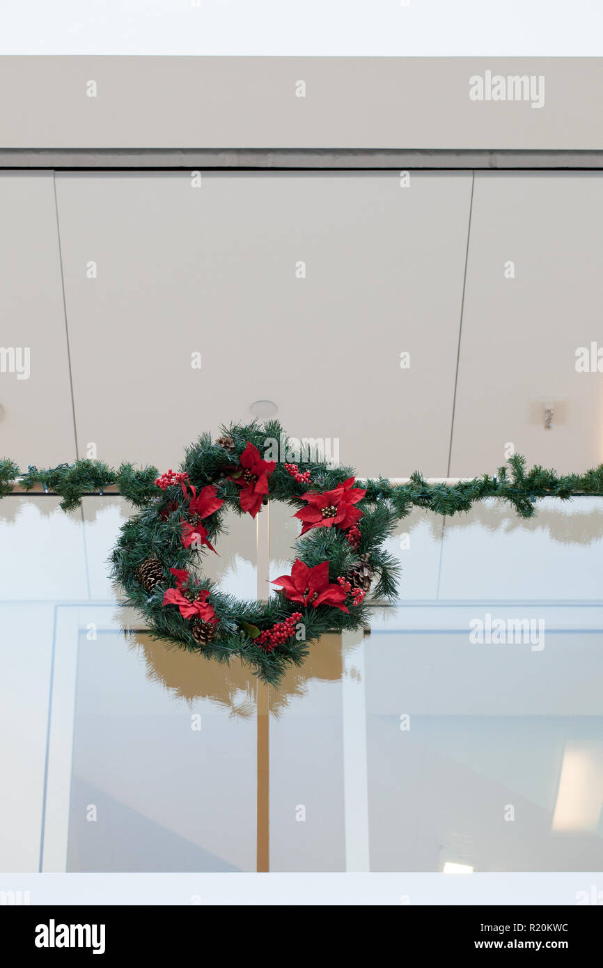 Des décorations de Noël suspendus dans office building Banque D'Images