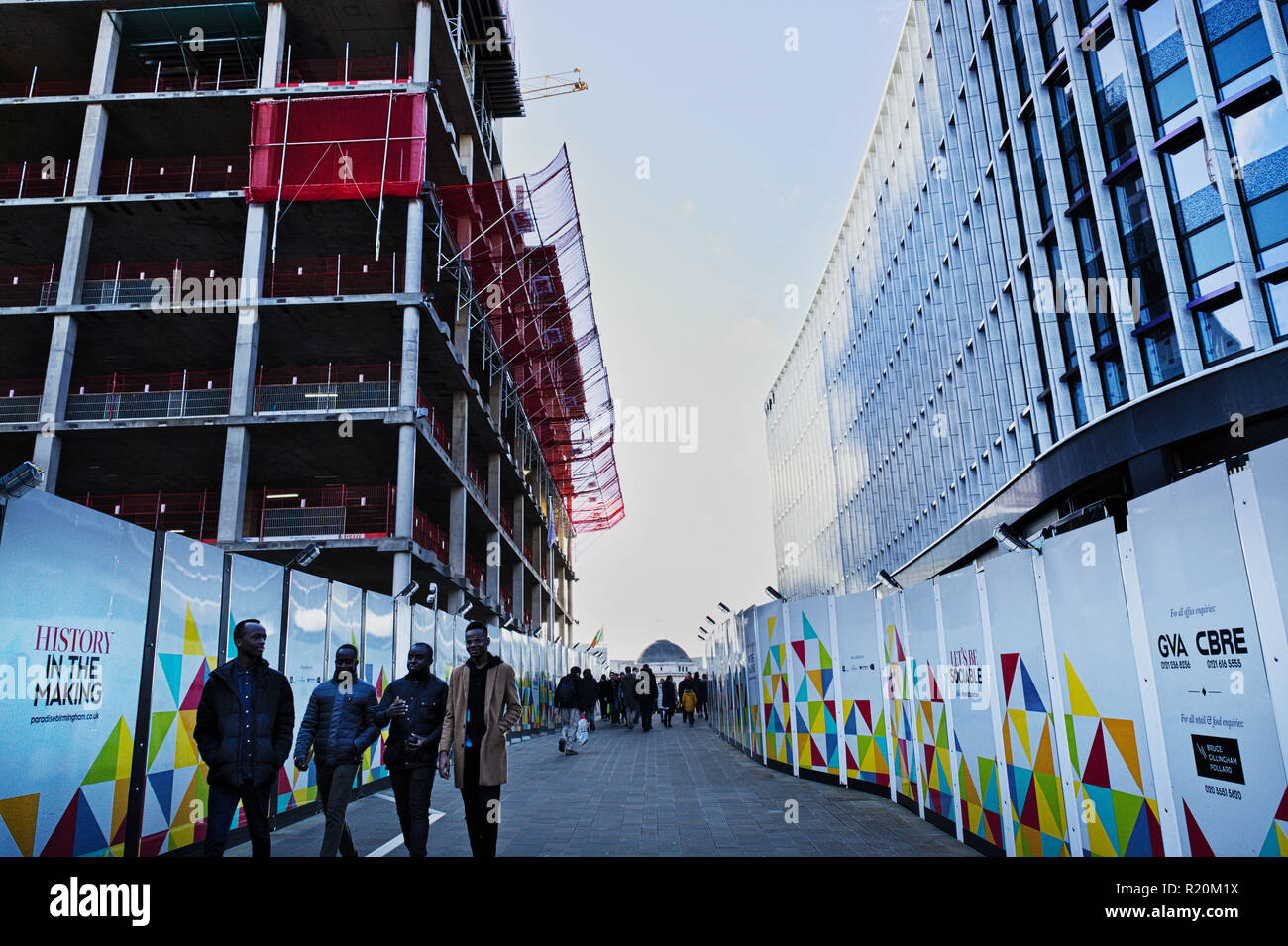 Le centre-ville de Birmingham. L'histoire en devenir. De nouveaux bâtiments et de passage entre eux. 4 jeunes étudiants. Banque D'Images