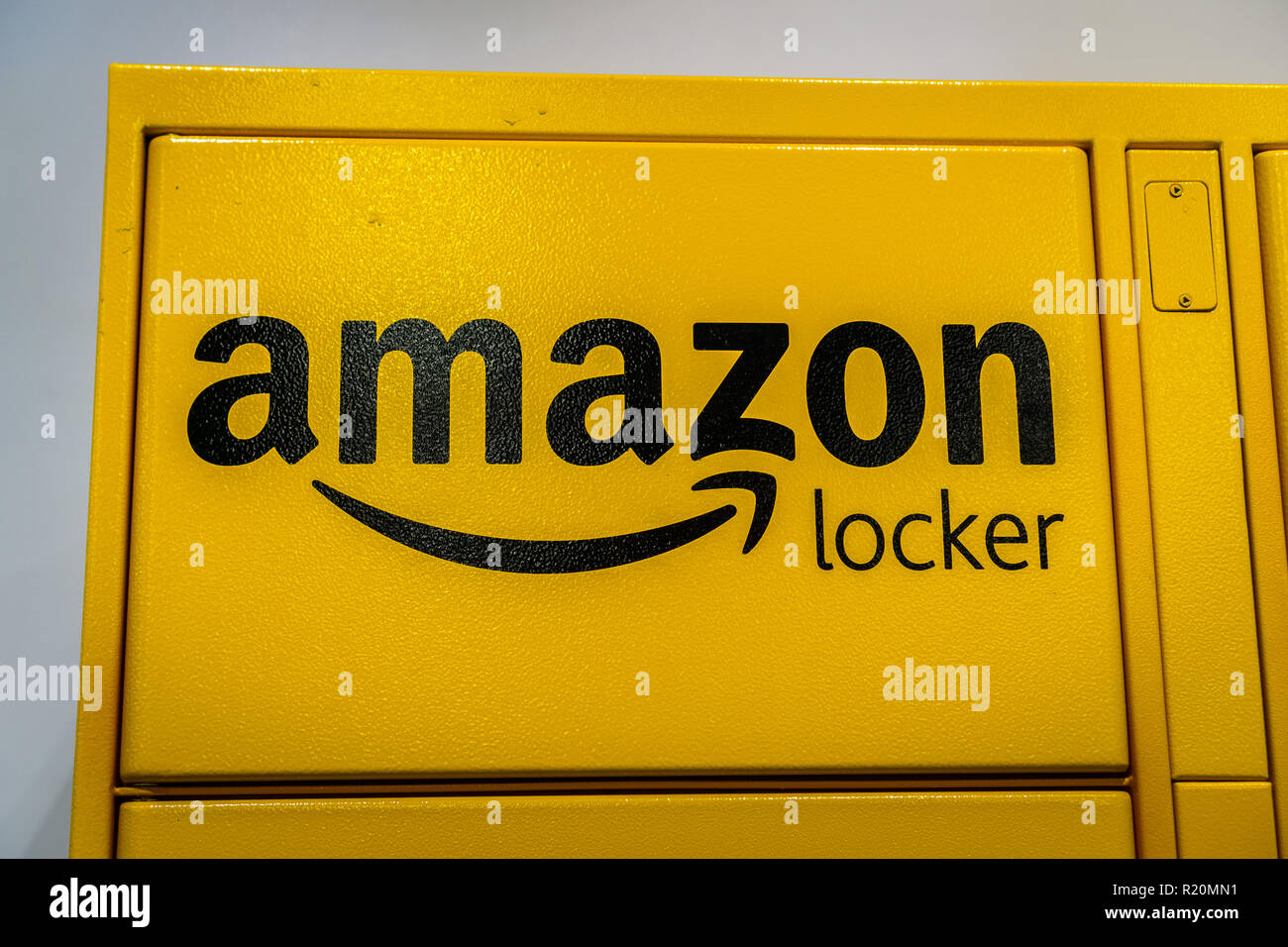 Novembre 15, 2018 Santa Clara / CA / USA - Close up of Amazon logo sur un  de leurs casiers Amazon situé à l'intérieur d'un magasin à San Francisco  bay area Photo Stock - Alamy
