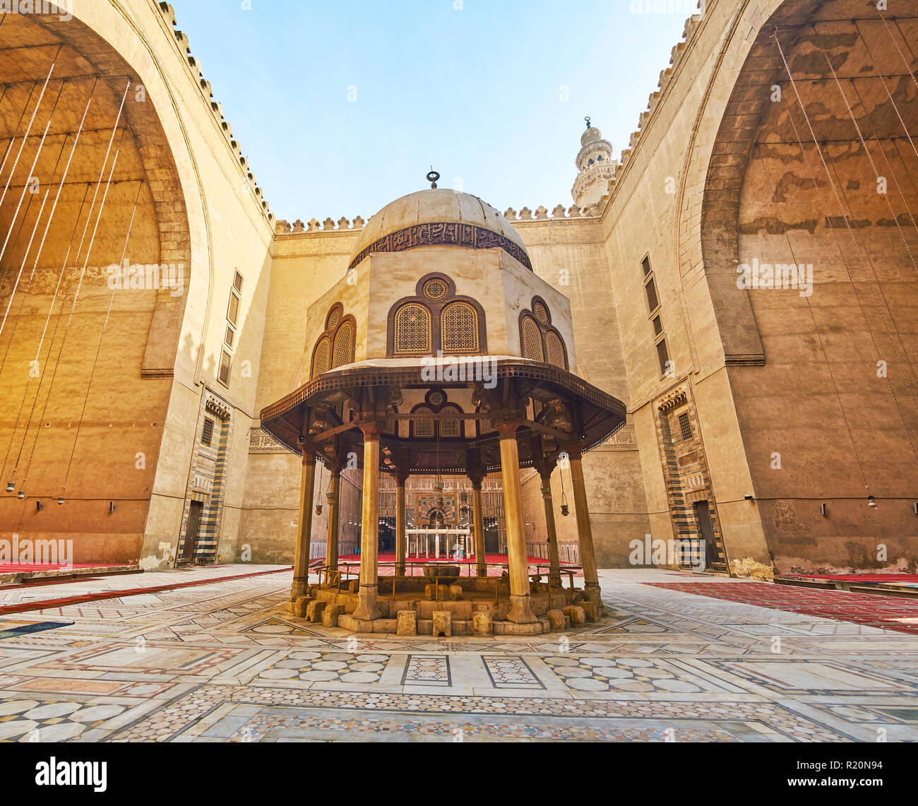 Le CAIRE, ÉGYPTE - Le 21 décembre 2017 : la cour du Sultan Hassan Mosque-Madrasa avec ornés des dalles en pierre au sol et la fontaine d'ablution sculpté Banque D'Images