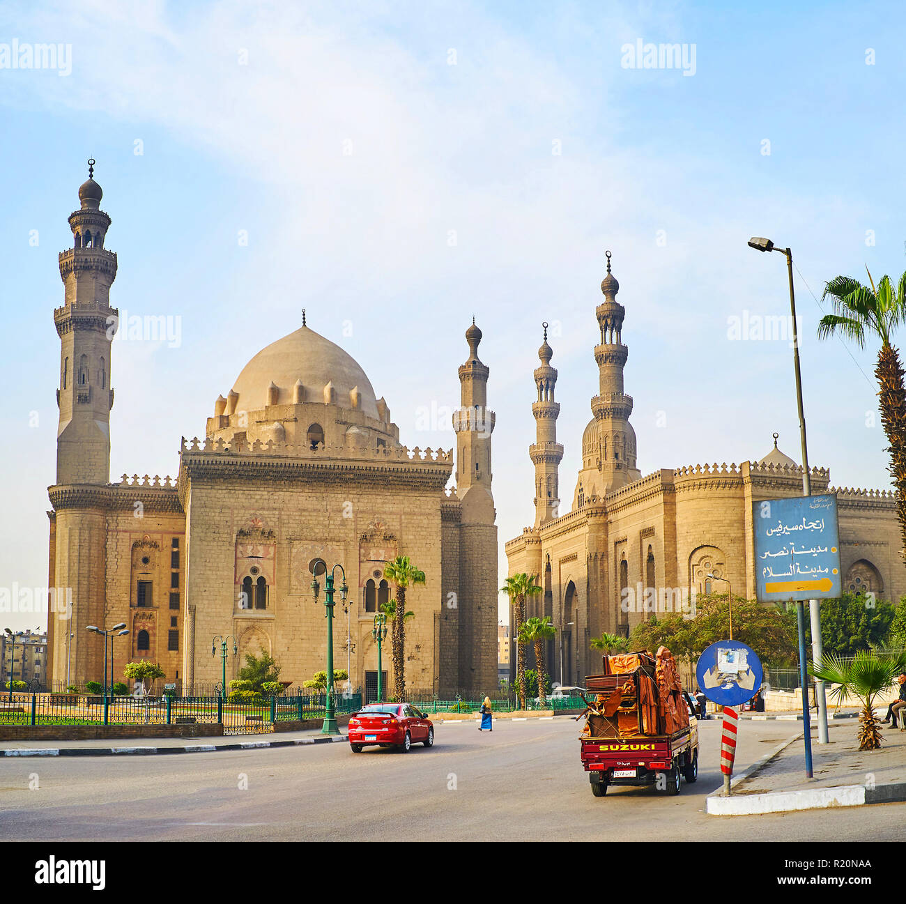 Le CAIRE, ÉGYPTE - Le 21 décembre 2017 : Salah El-Deen Square ouvre la vue sur la cité médiévale et le Mosque-Madrasa Sultan Hassan (Royal Al-Rifai') Mosquée, locat Banque D'Images