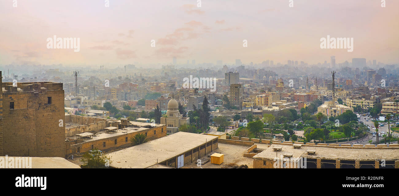 La vue du haut de la Citadelle de Saladin sur ses murs, de verdure de Salah El-Deen Square, petit dôme de Mustafa Kamil Museum et le vieux voisin urbain Banque D'Images