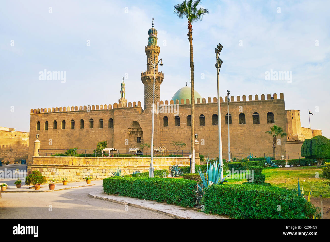 La cité médiévale Al-Nasir Mohammed mosquée construite sous le nom de fort, à mâchicoulis au-dessus de grand mur de pierre, sculpté du portail d'entrée unique avec minarets et orn Banque D'Images