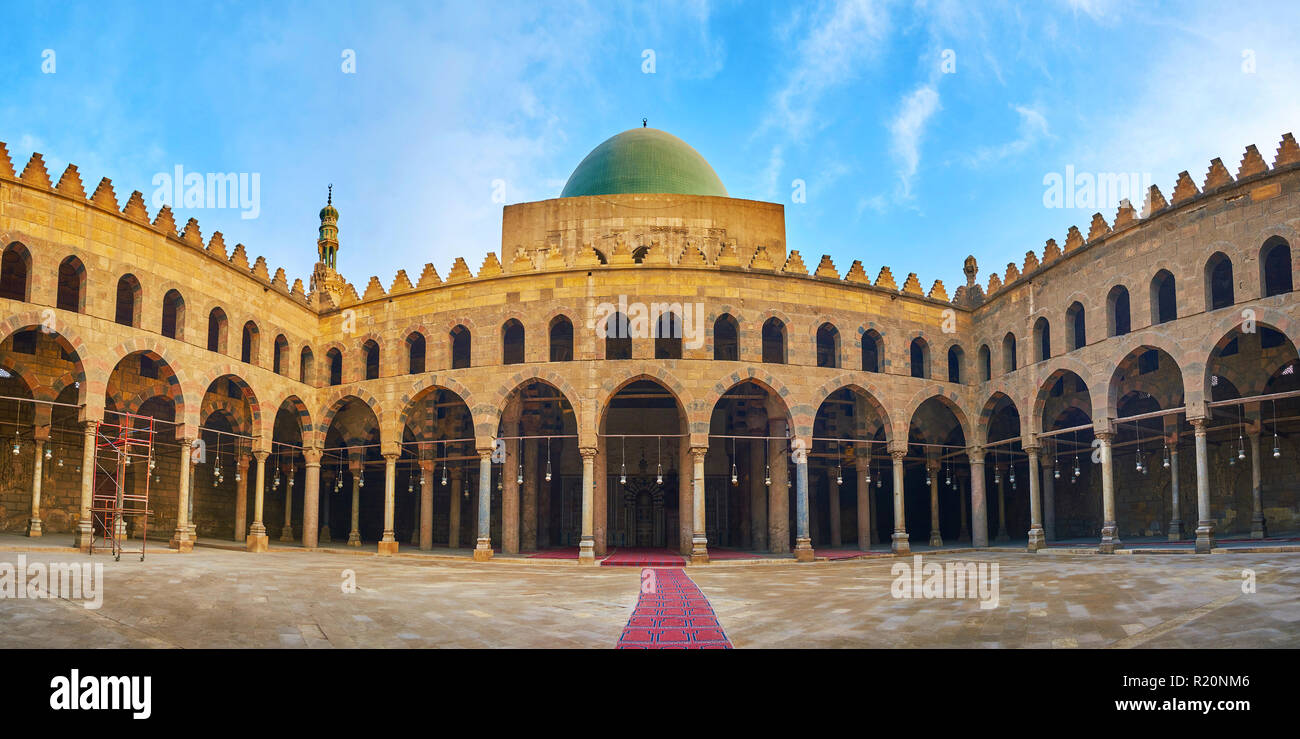 Le CAIRE, ÉGYPTE - Le 21 décembre 2017 : Panorama de la cour hypostyle de mosquée Al-Nasir Mouhammad galeries voûtées avec des piliers en pierre, minces et mul Banque D'Images