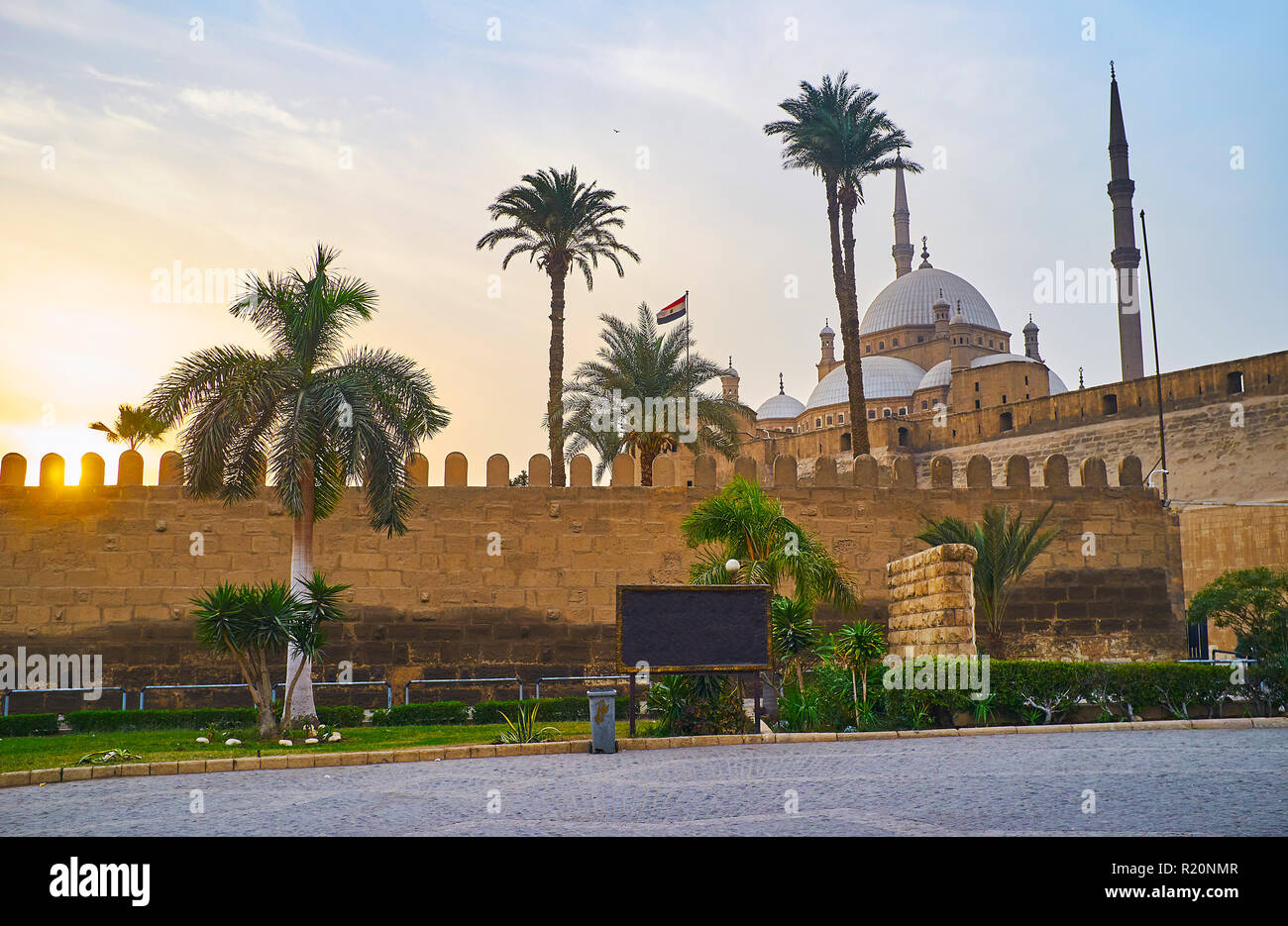 La promenade du soir à la Citadelle de Saladin avec vue sur coucher du soleil Ciel et l'imposant l'Albâtre (Muhammad Ali) derrière la Mosquée de grands palmiers, Le Caire, Banque D'Images