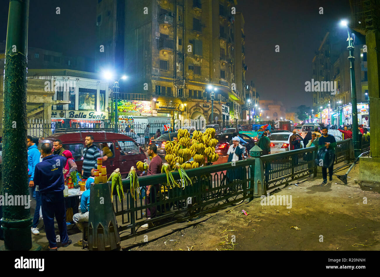 Le CAIRE, ÉGYPTE - Le 21 décembre 2017 : La soirée animée avenue Al Azhar à fort trafic, la circulation chaotique le long de la route de l'automobile et le s Banque D'Images