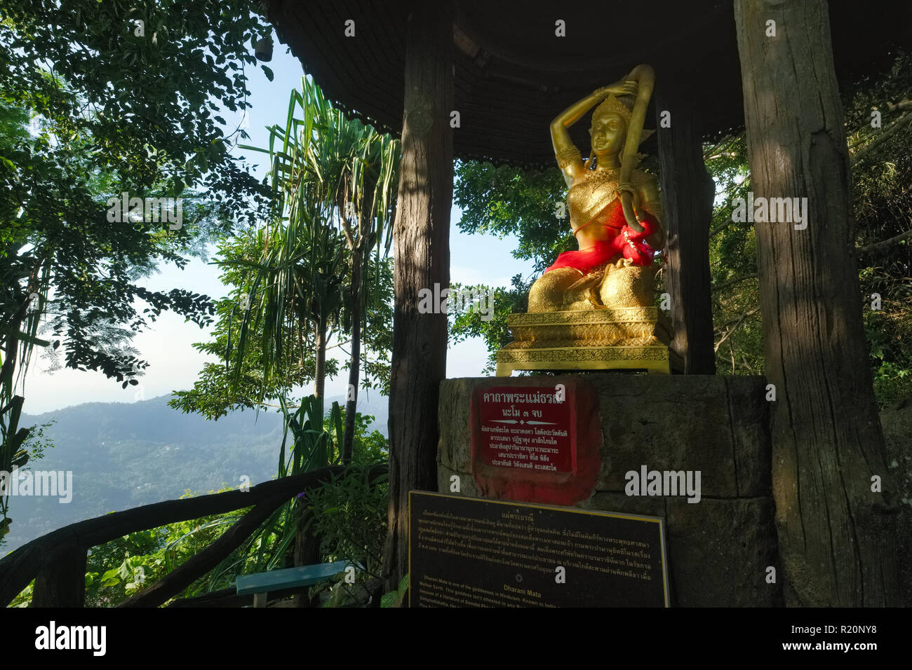 Une statue de Mae Thorani, déesse de la terre, un bouddhiste qui transperce l'eau de ses cheveux pour chasser le démon Mara ; par Big Buddha, Phuket, Thailand Banque D'Images