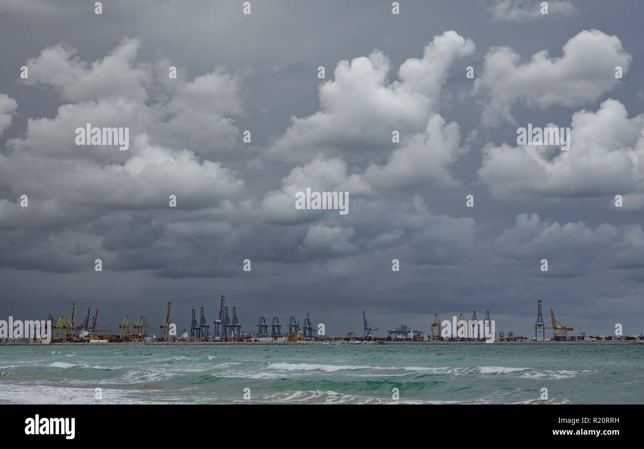 Les nuages orageux très sombre plus commercial dock Banque D'Images