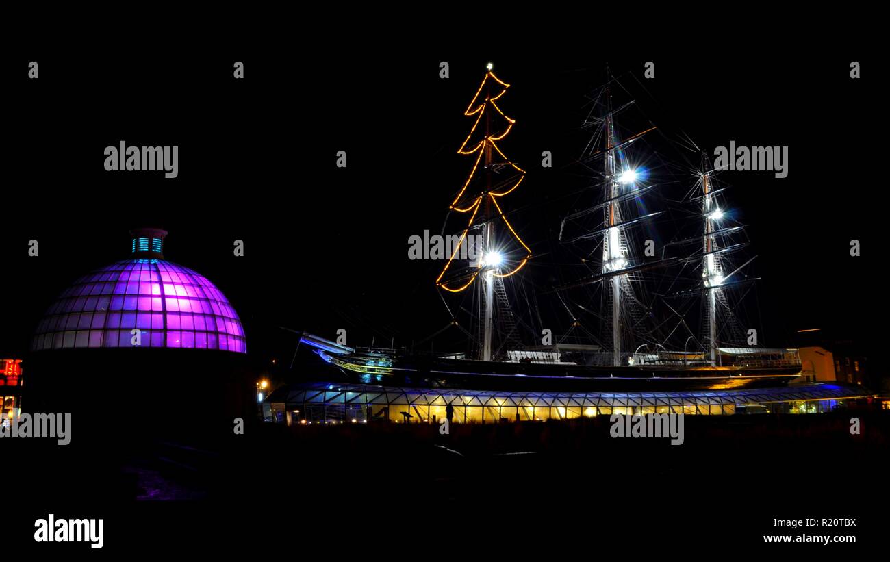 Cutty Sark à Noël, Londres, Royaume-Uni, avec l'entrée sud du Dôme de Greenwich Foot Tunnel conçu par Sir Alexander Binnie en premier plan. Banque D'Images