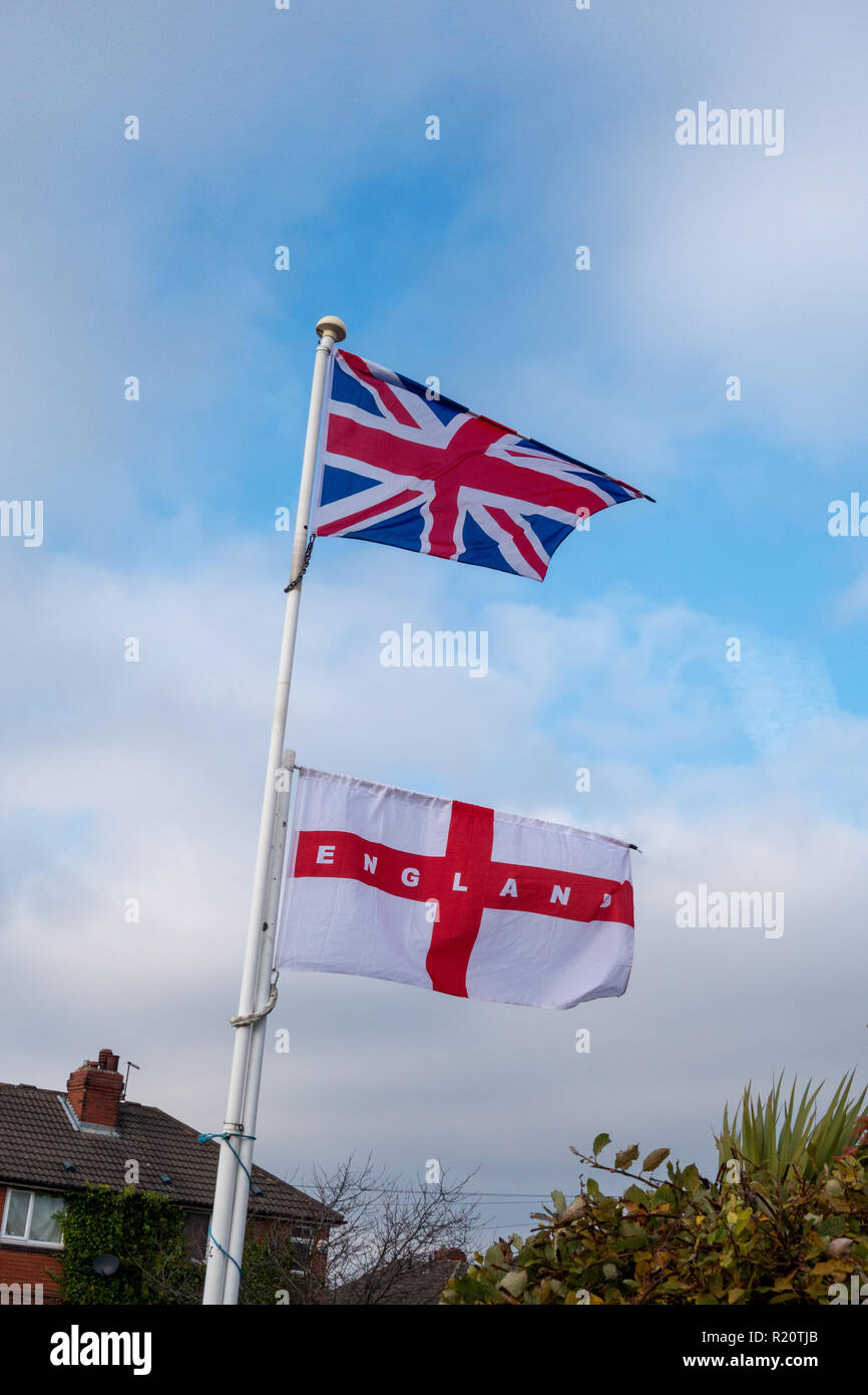 L'Union Jack et le drapeau de St George voler ensemble sur un pôle Banque D'Images