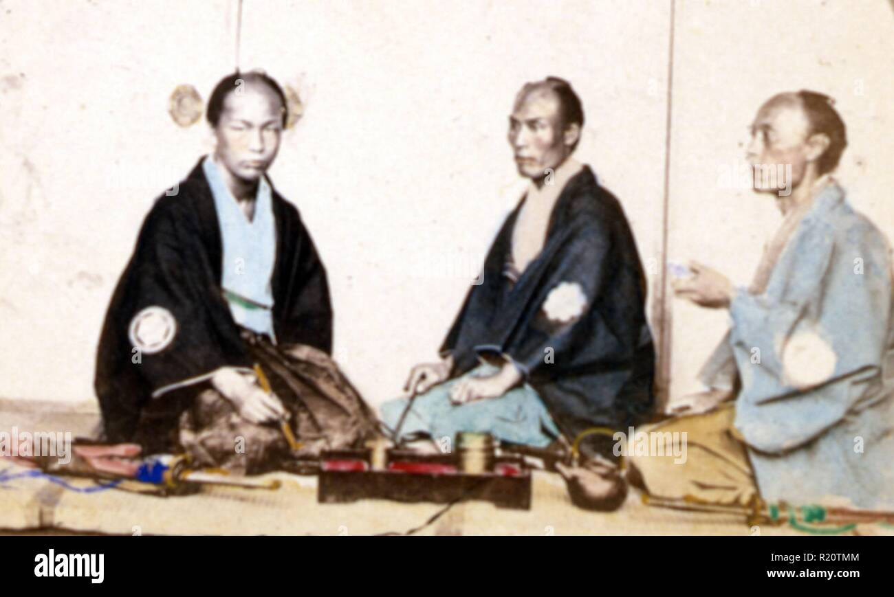 Des portraits d'officiers japonais dans une maison de thé. Datée 1870 Banque D'Images
