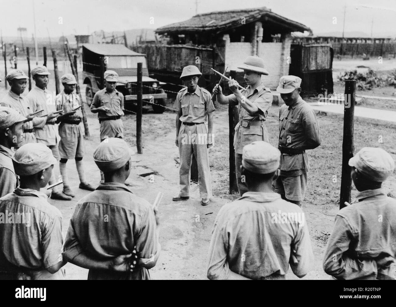Photo de Carl Arnold, instructeur, donner leur première leçon de la troupe chinoise dans l'utilisation de baguettes de 1942. La Seconde Guerre mondiale, deux soldats chinois en vertu de l'instruction de l'armée US. Datée 1942 Banque D'Images