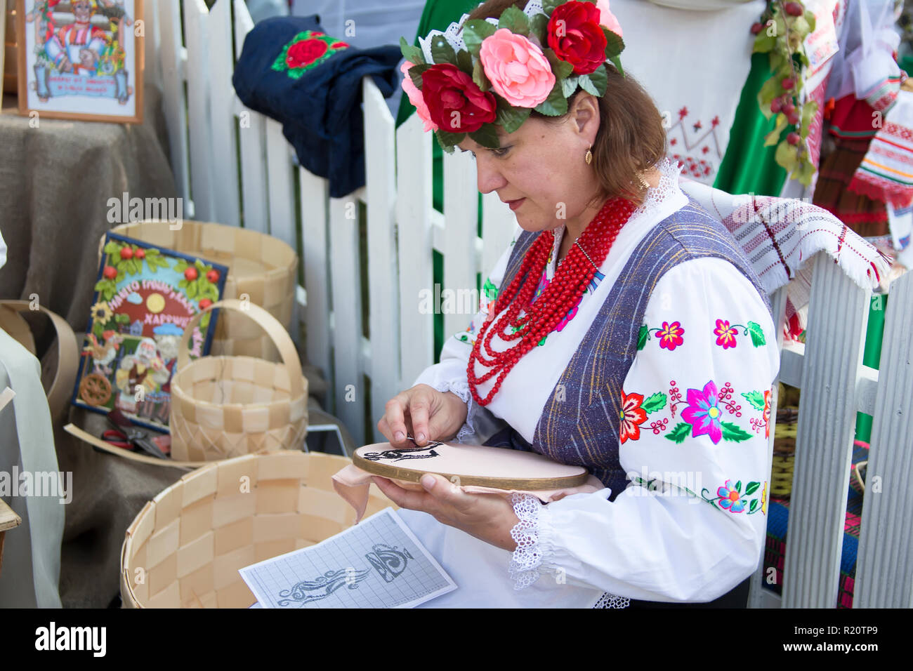 Le Bélarus, la ville de Gomel, le 15 septembre 2018. Maison de ville 24. Central Park.Femme en costume national de croix Banque D'Images