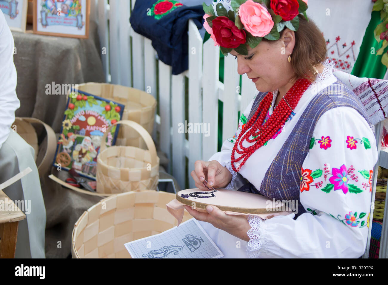 Le Bélarus, la ville de Gomel, le 15 septembre 2018. Maison de ville 24. Central Park.Femme en costume national de croix Banque D'Images