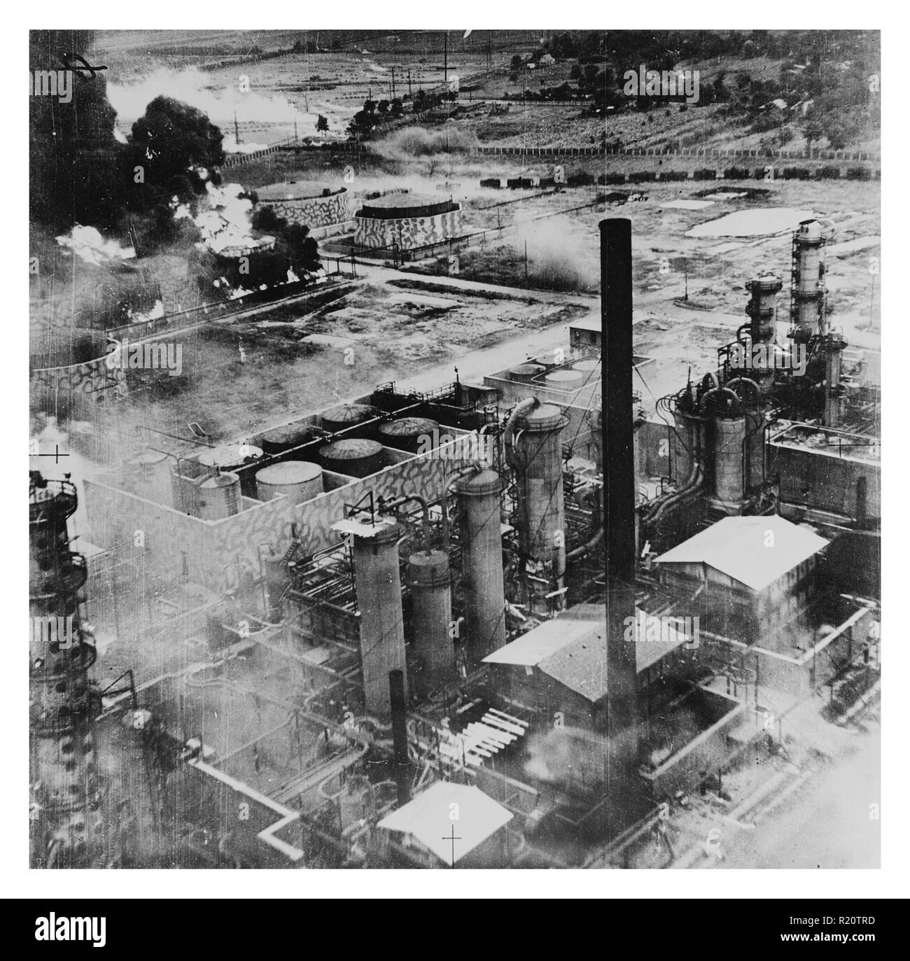 Photographie de réservoirs de stockage de pétrole au Columbia Aquila Refinery à brûler après le raid aérien de bombardiers B-24 Liberator de l'United States Army Air Force. Datée 1943 Banque D'Images