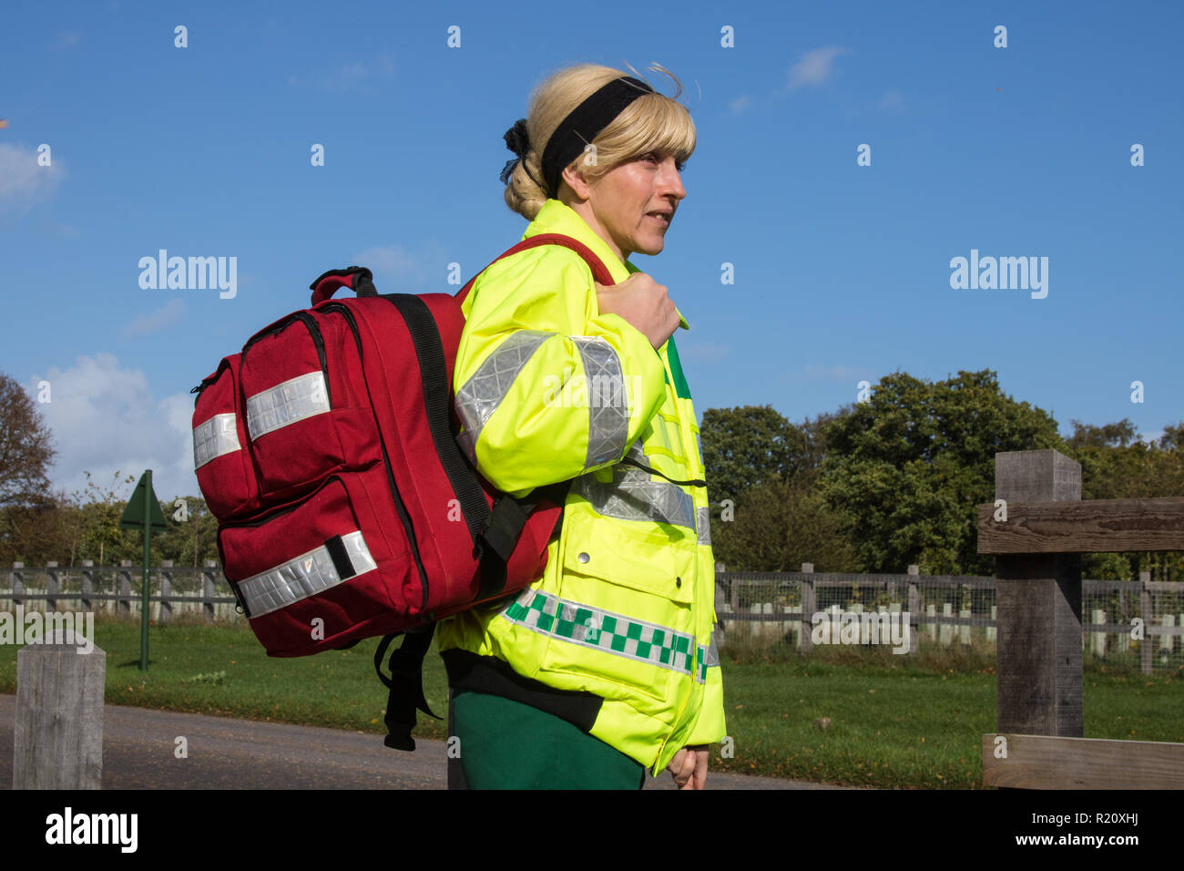 Donna est un medic avec de nombreuses années d'expérience dans le monde médical y compris les ambulanciers d'urgence mais est aussi un danseur et performeur. Banque D'Images