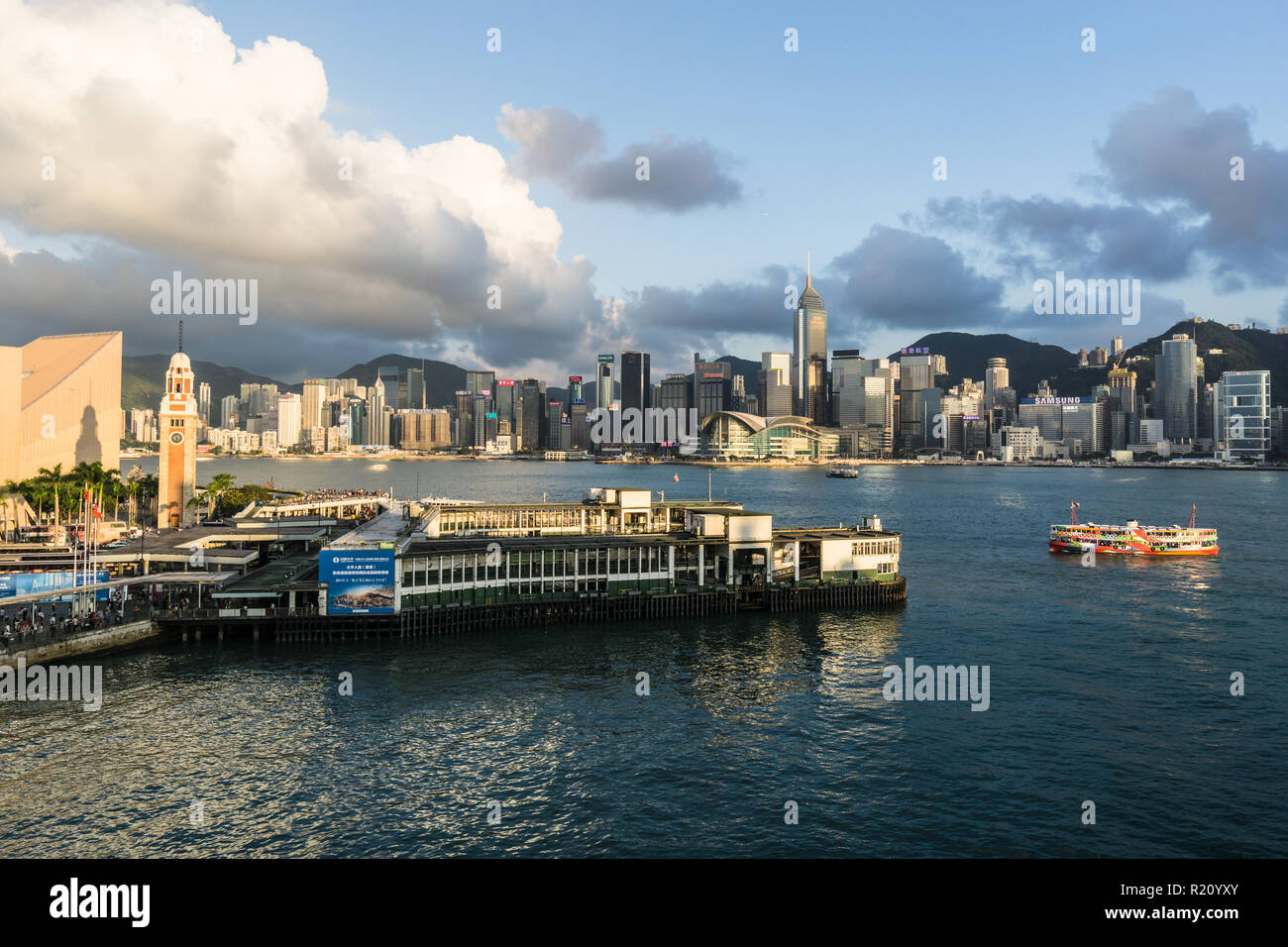 Hong Kong, Chine - 15 mai 2018 : Vue aérienne d'une Star Ferry Pier atteindre sa à Kowloon avec l'île de Hong Kong skyline. Banque D'Images