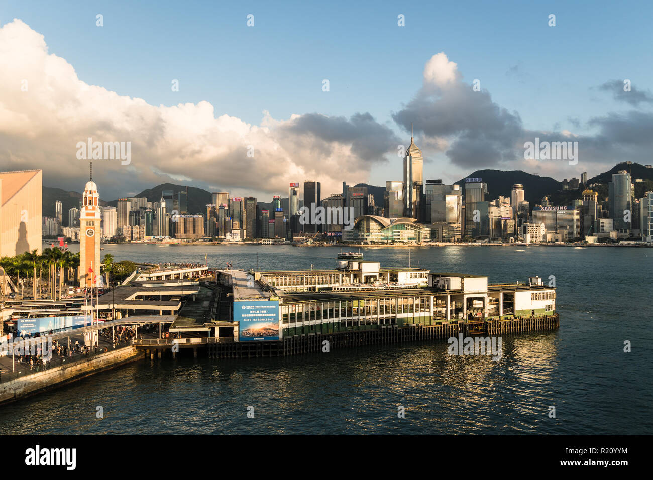 Hong Kong, Chine - 15 mai 2018 : Vue aérienne du terminal Star Ferry en front de Tsim Sha Tsui à Kowloon avec l'île de Hong Kong skyline. Banque D'Images
