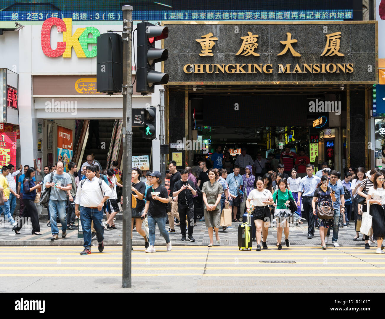 Hong Kong, Chine - 16 mai 2018 : Les personnes qui traversent la rue en face de la célèbre Chungking Mansions dans Tsim Sha Tsui, Kowloon à Hong Kong. Banque D'Images